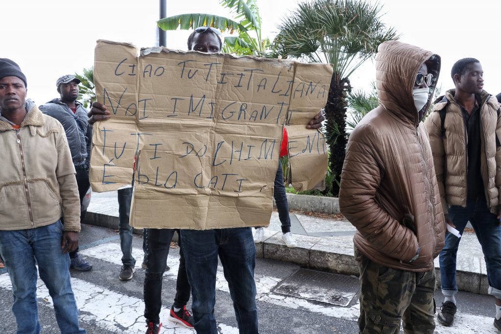 protesta migranti via marina