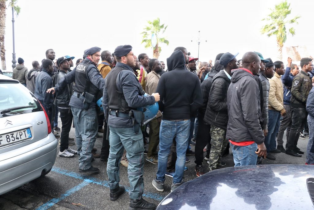protesta migranti via marina