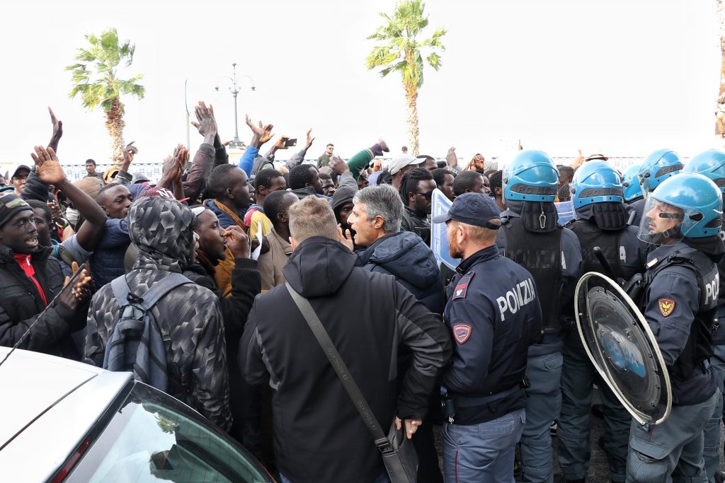 protesta migranti via marina