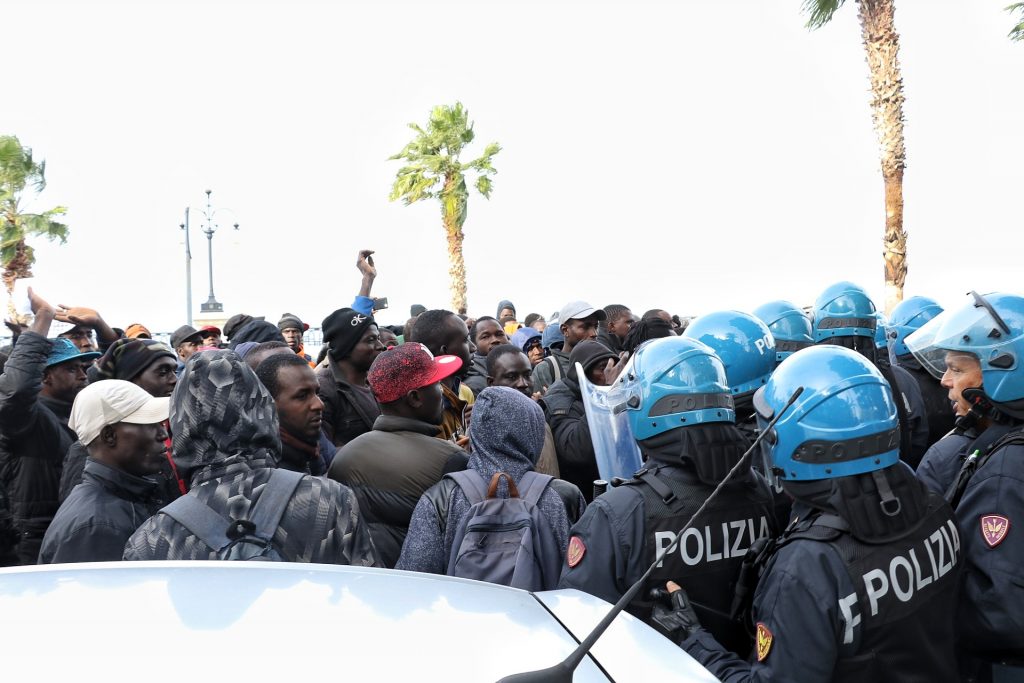 protesta migranti via marina