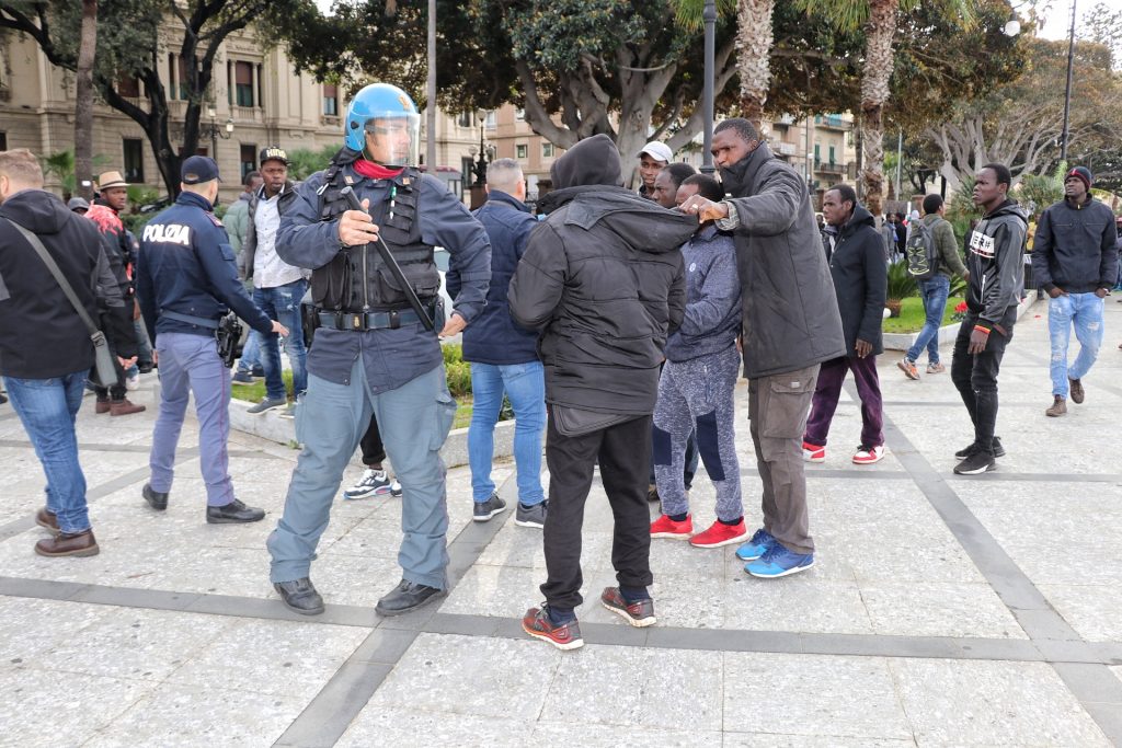 protesta migranti via marina