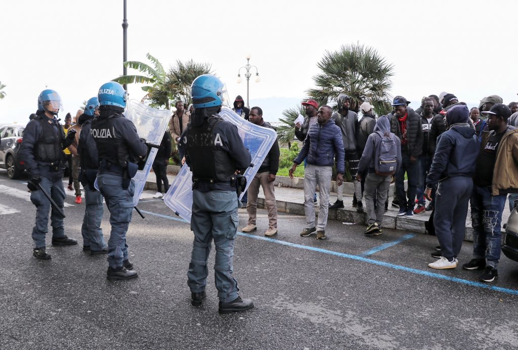 protesta migranti via marina