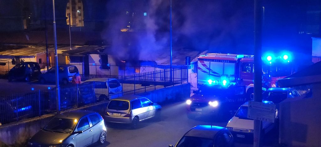 INCENDIO BARACCOPOLI CAMARO SOTTOMONTAGNA (