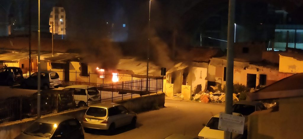 INCENDIO BARACCOPOLI CAMARO SOTTOMONTAGNA (