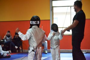 Il maestro Letterio Cutugno con gli allievi del CLUB SCHERMA MESSINA
