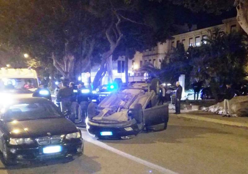 auto ribaltata lungomare