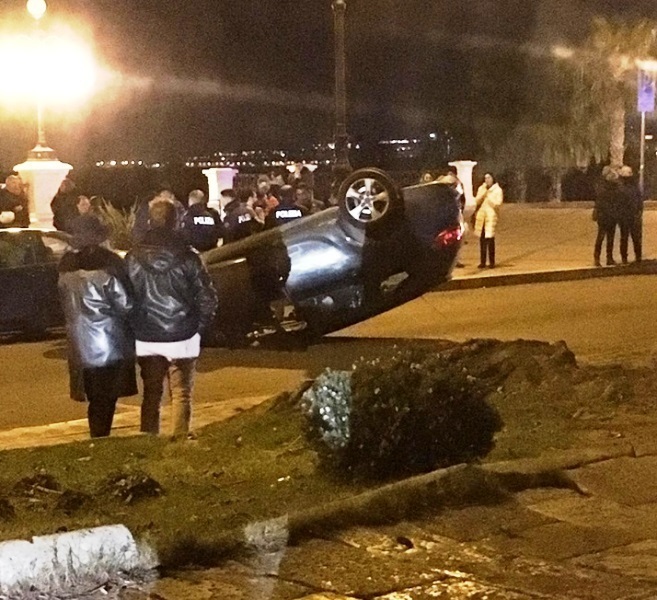 auto ribaltata lungomare