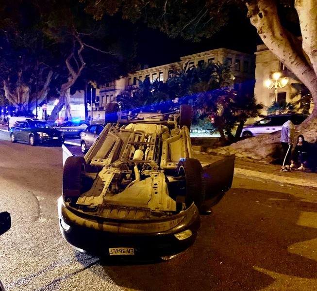 auto ribaltata lungomare