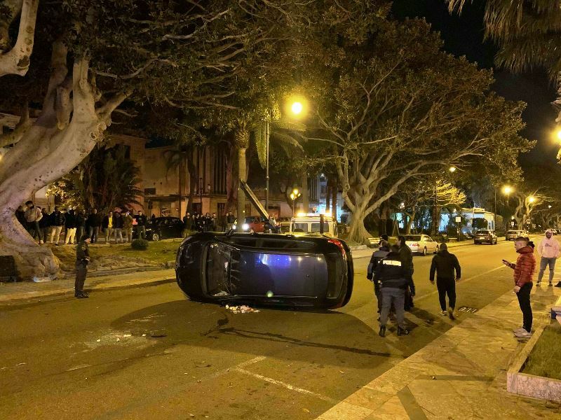 auto ribaltata lungomare
