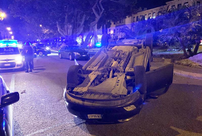 auto ribaltata lungomare