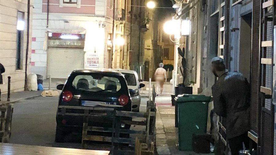 uomo nudo cosenza