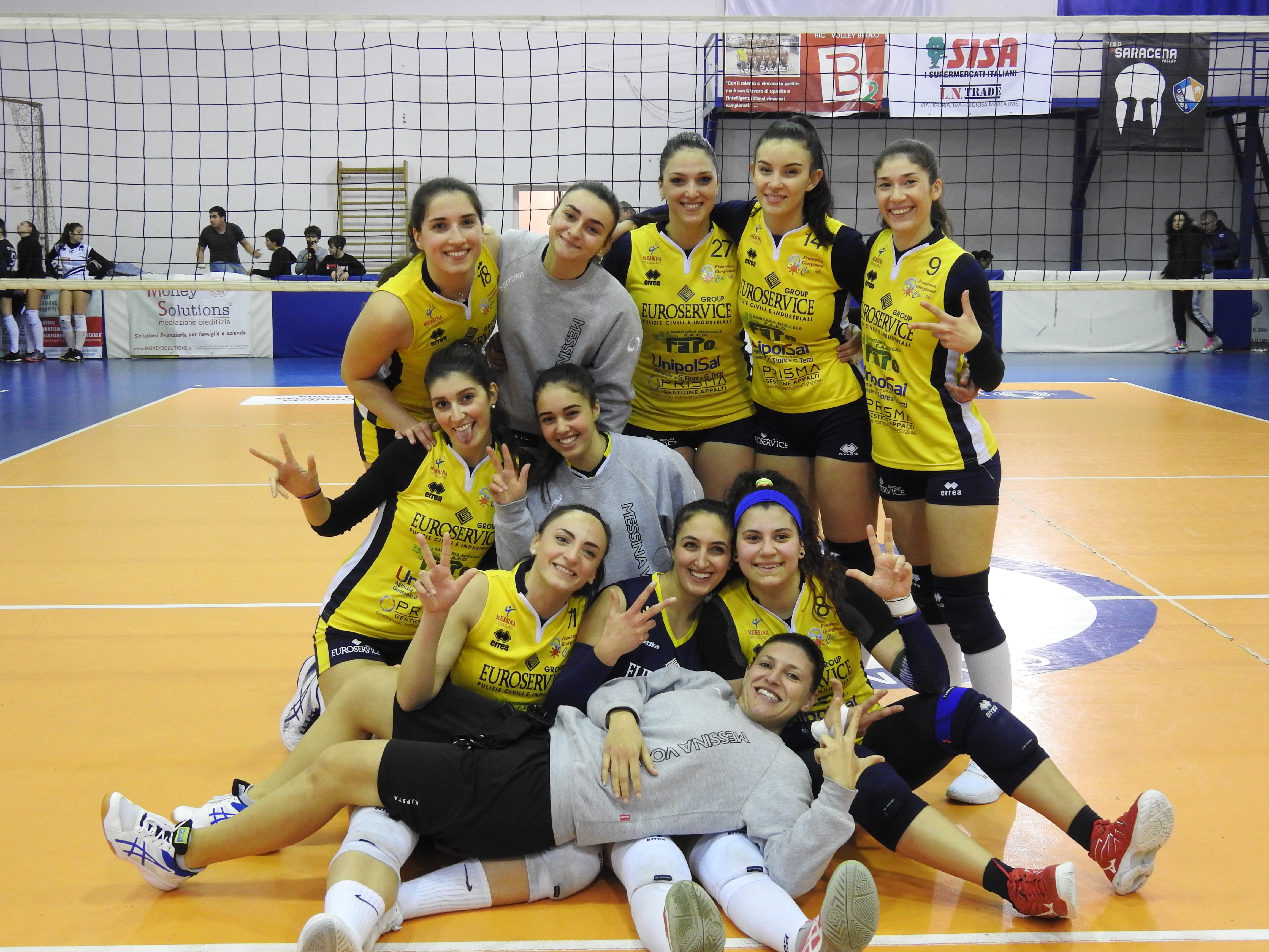 L’esultanza del Messina Volley dopo la vittoria contro La Saracena