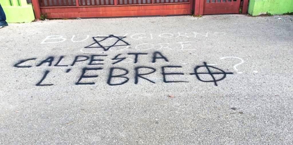 Scritte antisemite pomezia scuola