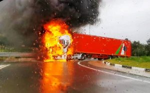 camion in fiamme