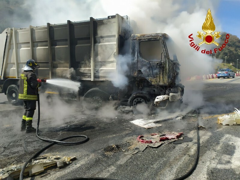 incendio giostra autocompattatore (3)