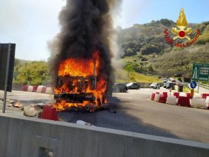 incendio giostra autocompattatore (3)