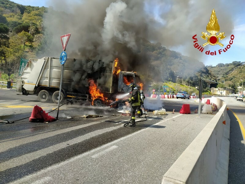 incendio giostra autocompattatore (3)