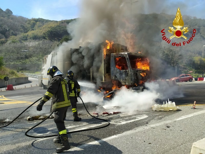 incendio giostra autocompattatore (3)