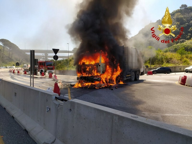 incendio giostra autocompattatore (3)