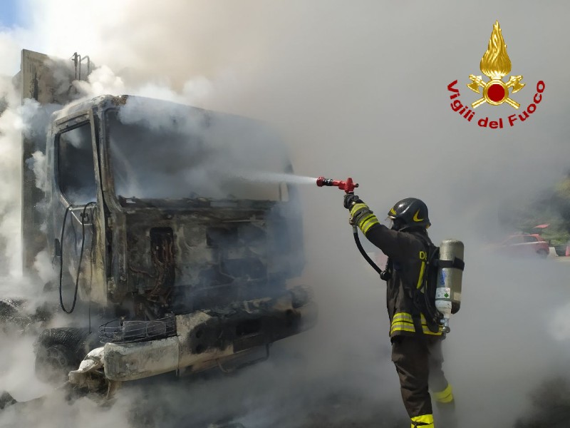 incendio giostra autocompattatore (3)