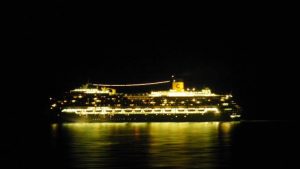nave crociera notte