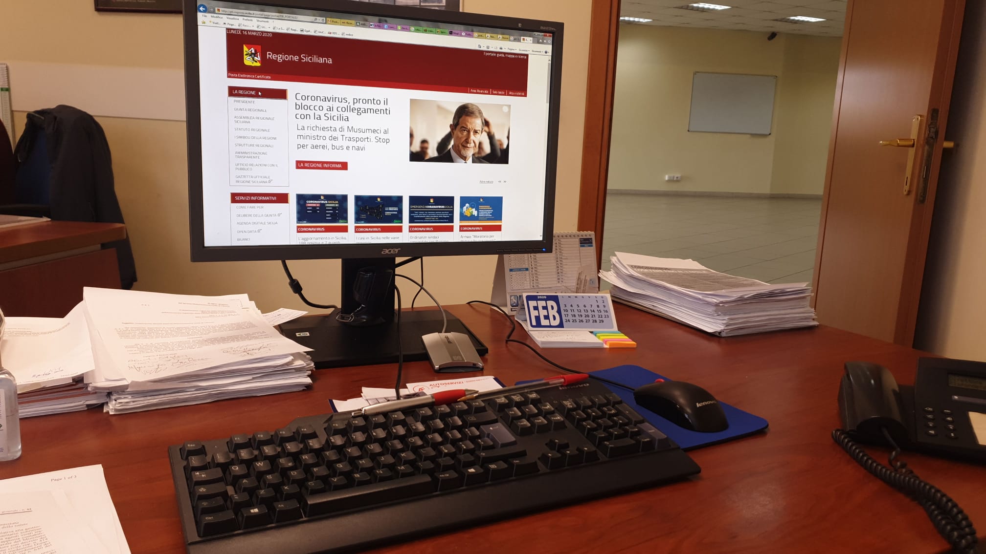 postazione di lavoro ancora attiva in un ufficio pubblico