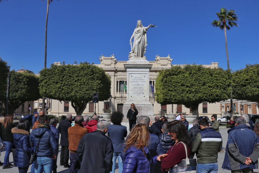 protesta piazza italia porta a porta
