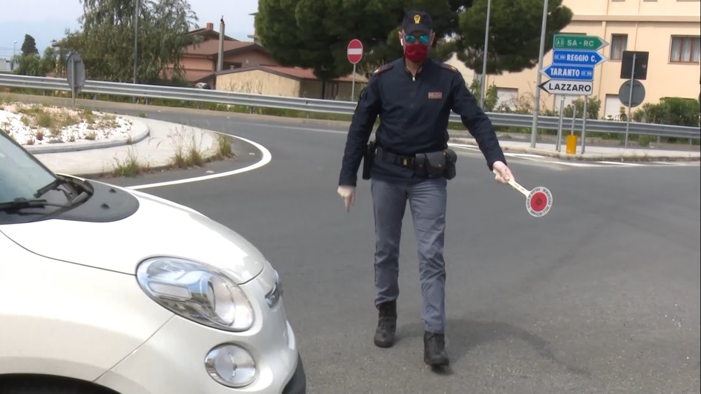 controlli polizia ss106 lazzaro