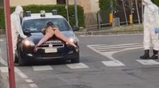 donna nuda carabinieri