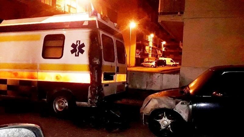 incendio ambulanza notte