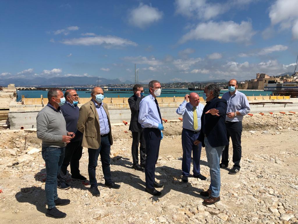 Falcone al porto di Castellammare