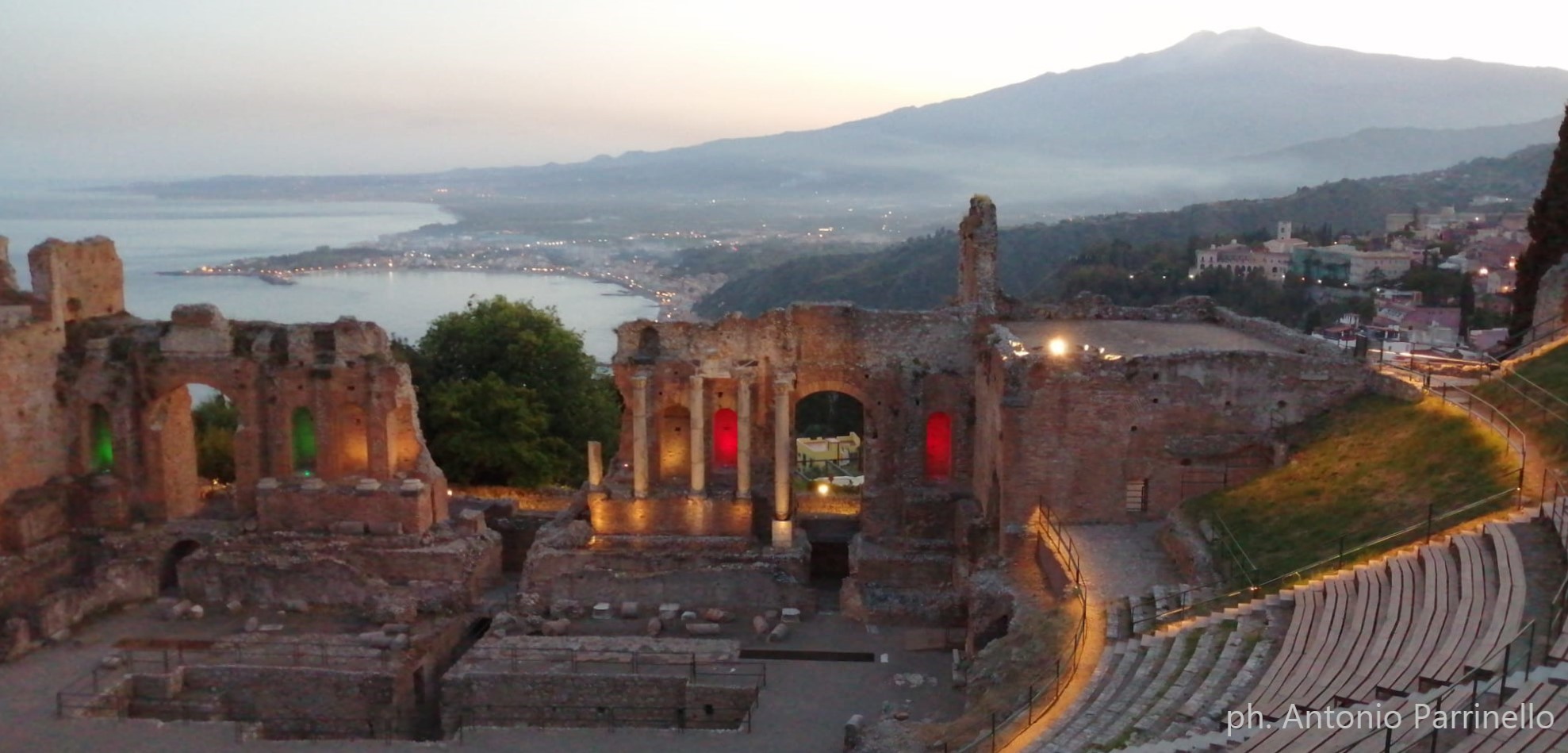 PNT, TAORMINA, Teatro Antico al tramonto con luci tricolore, credits Antonio Parrinello