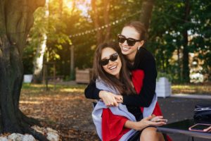 abbraccio tra amiche