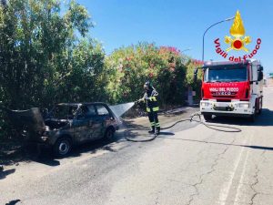 auto in fiamme vigili del fuoco