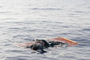 persona galleggia in mare