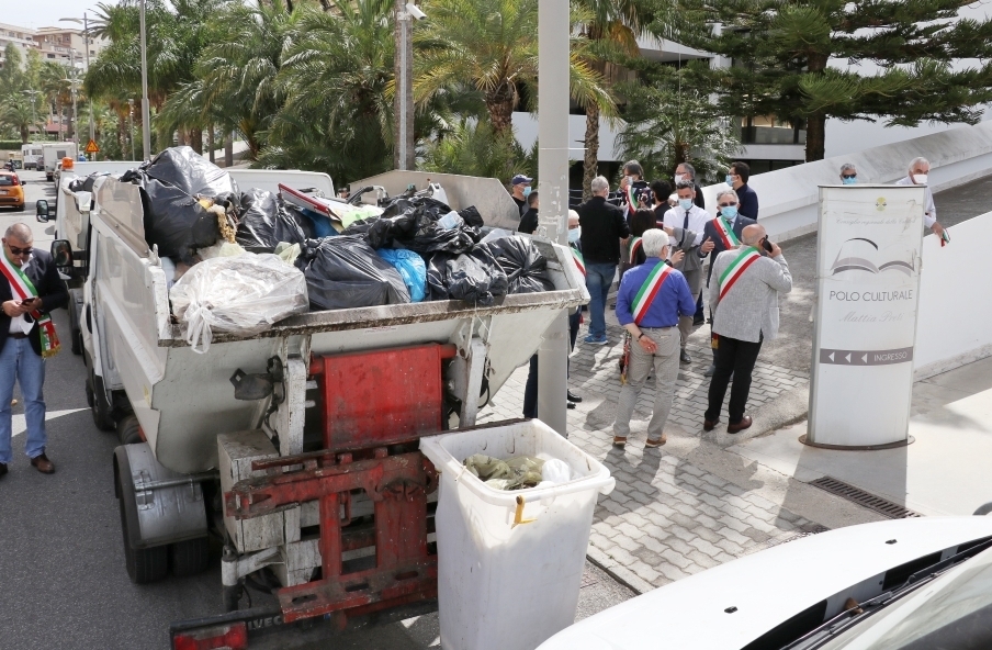protesta sindaci palazzo campanella