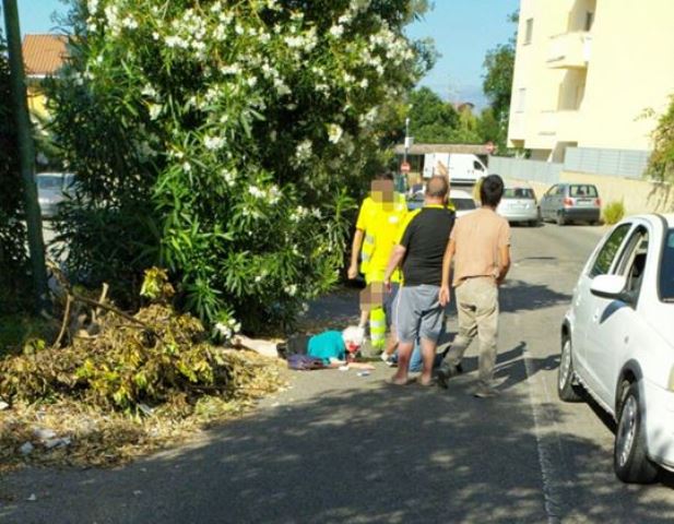 donna inciampa ad archi tra rifiuti ed erbacce