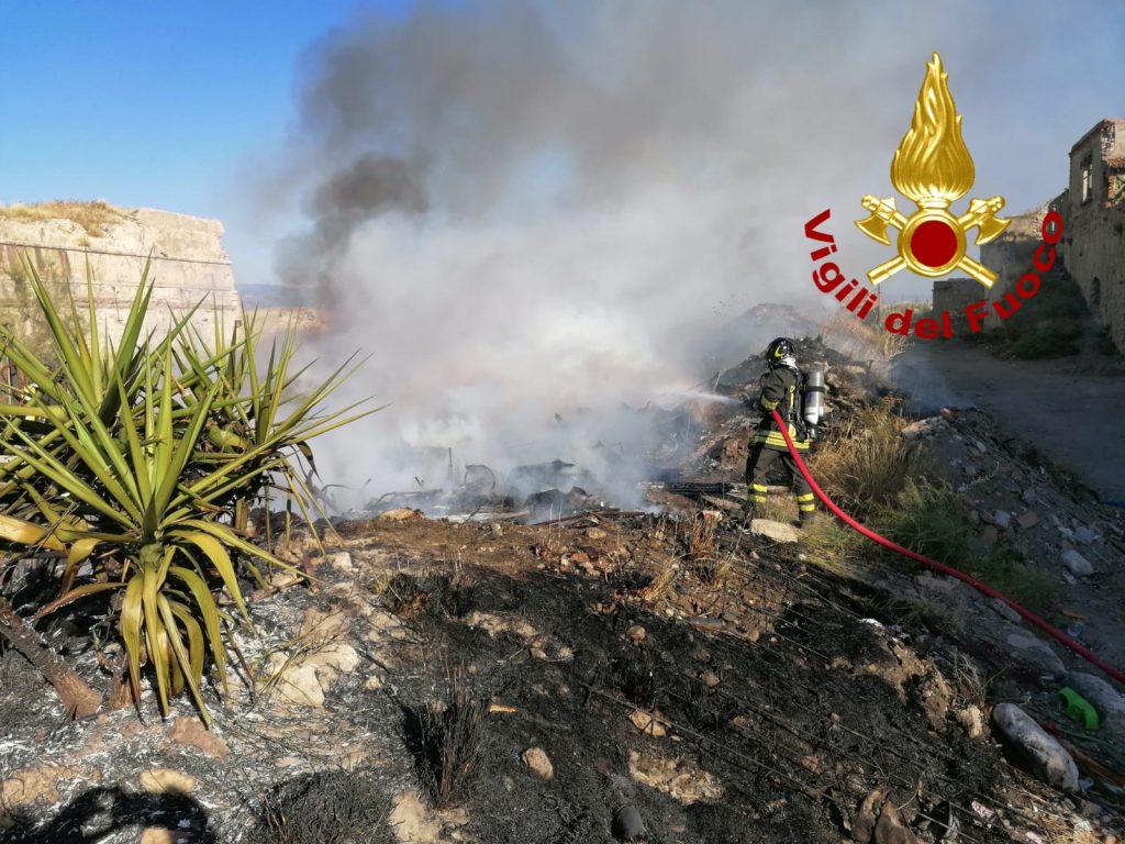 incendio rifiuti messina