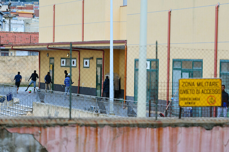 caserma bisconte hotspot migranti messina