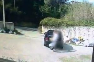 cittadino lancia rifiuti messina