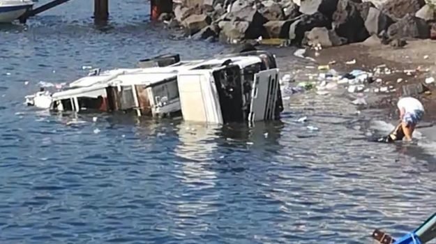 Camion rifiuti in mare lipari