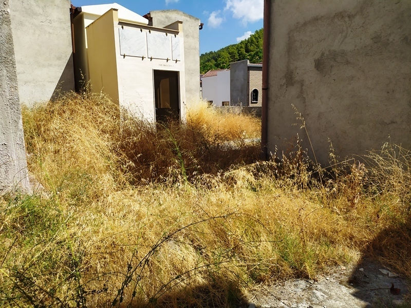 Degrado cimitero melito