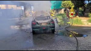 Incendio auto Barcellona Vigili del Fuoco Messina