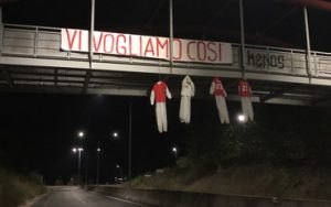 perugia manichini appesi striscione