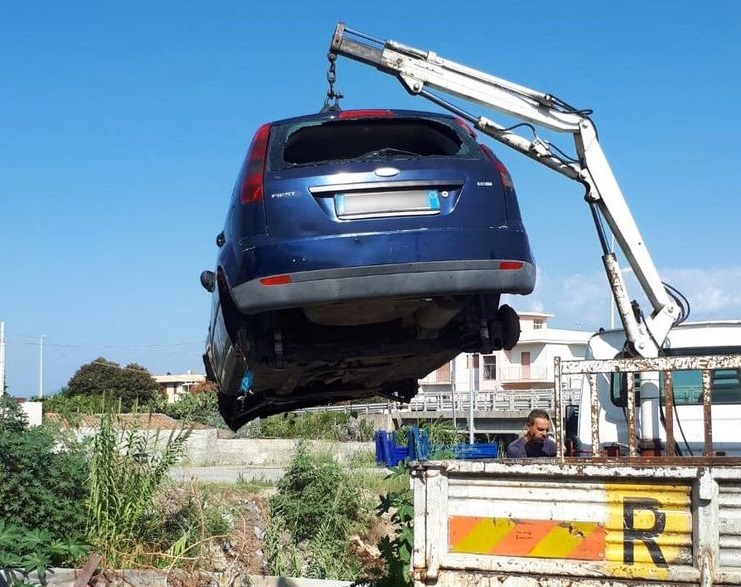 Auto buttata torrente santo stefano messina