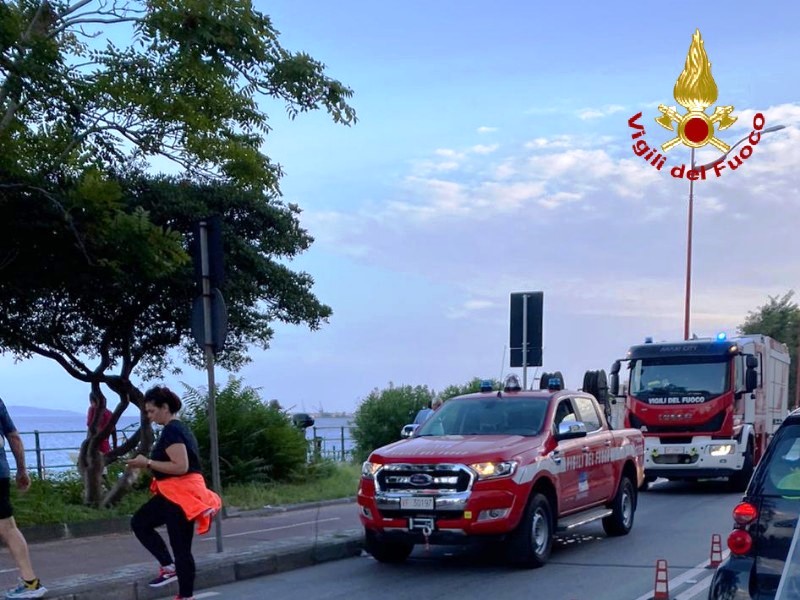 Incendio auto messina
