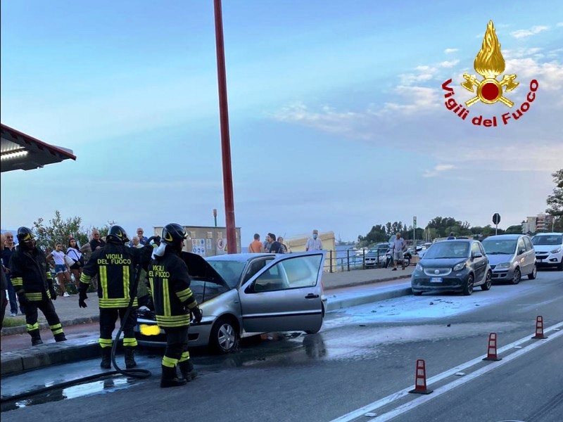 Incendio auto messina