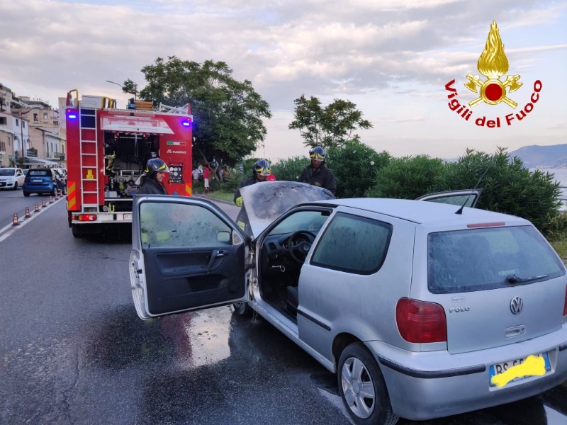 Incendio auto messina