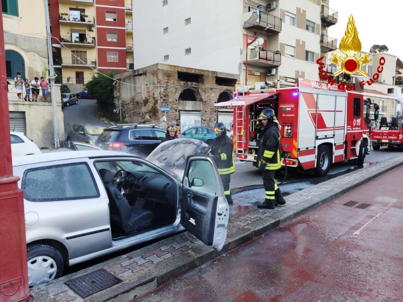 Incendio auto messina