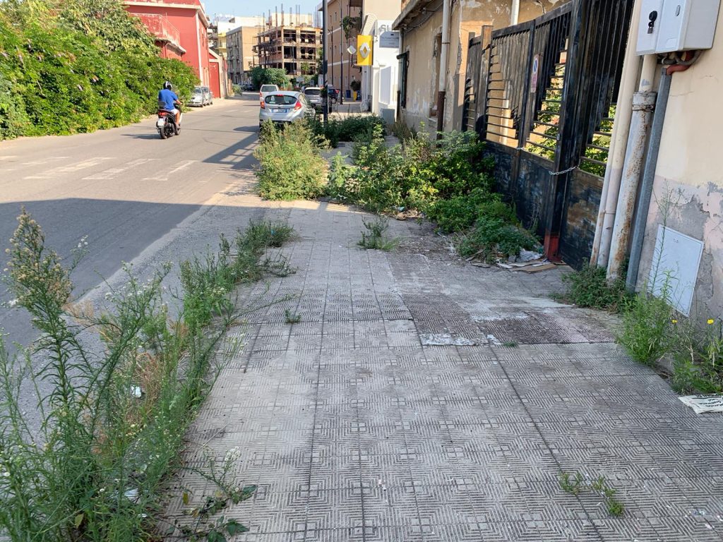 Reggio Calabria, marciapiede in totale stato di abbandono in via ...